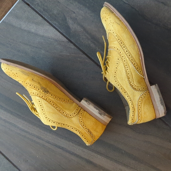 Wingtip brogues in Mustard - Picture 3 of 10